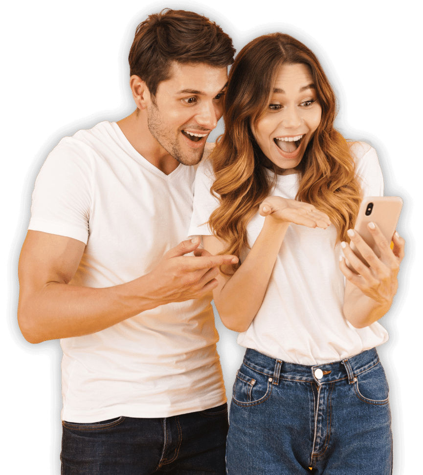 Uomo e donna che sorridono mentre guardano il cellulare