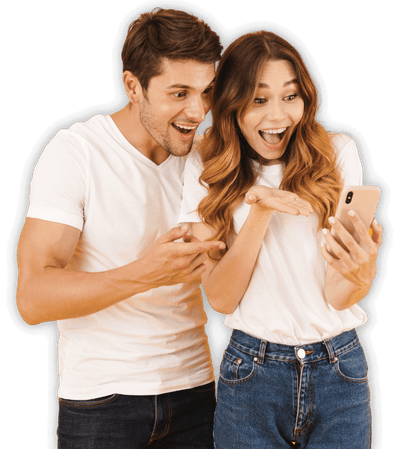 Uomo e donna che sorridono mentre guardano il cellulare