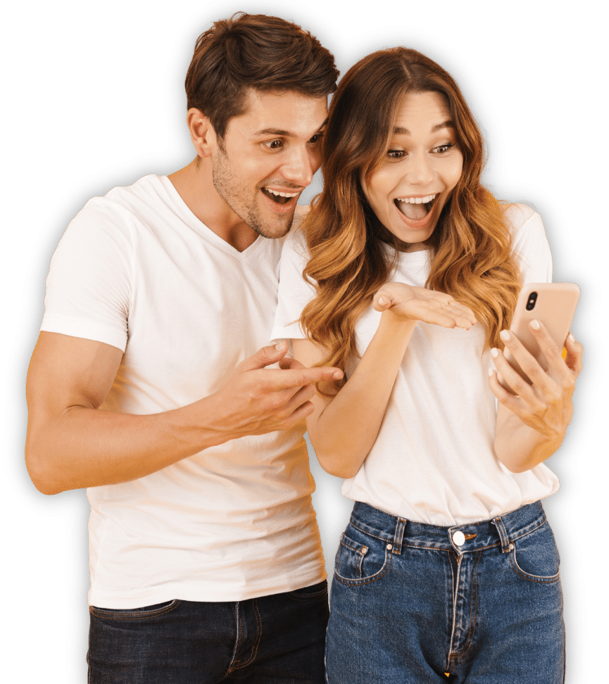 Uomo e donna che sorridono mentre guardano il cellulare