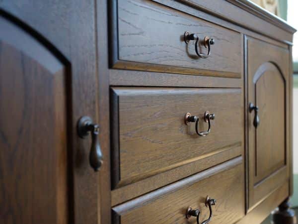 vecchio mobile di legno scuro
